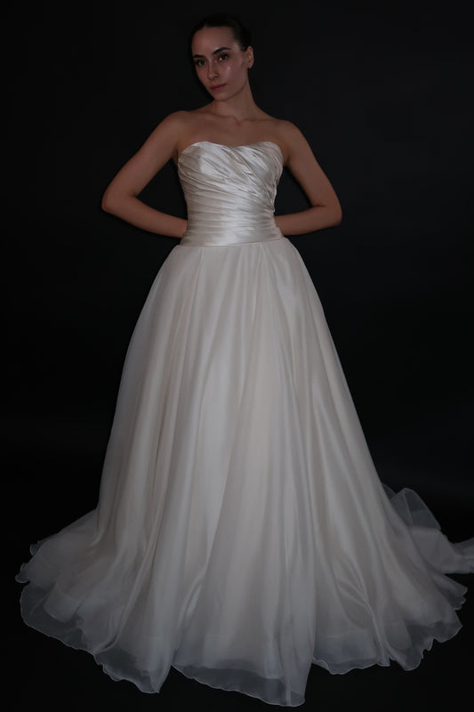 Floor Sample US 8 Pronovias Strapless Soft U-Scoop Bridal Gown