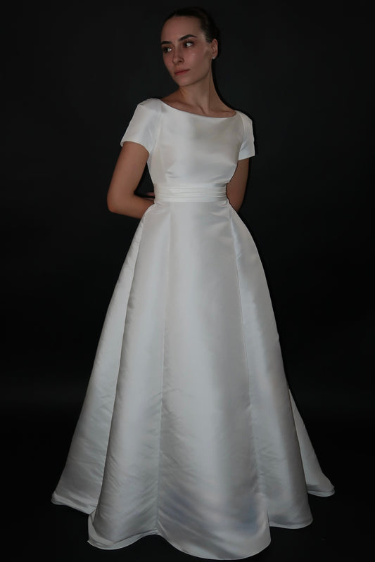 Floor Sample Size 40 HARRIET DE PRAG Boat Neck Cup Sleeve Bridal Gown