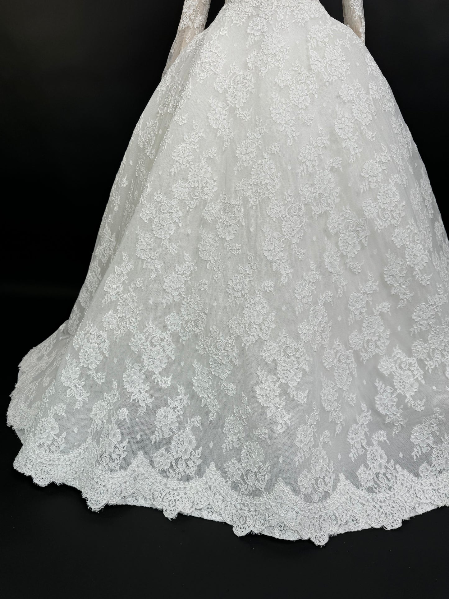 Preloved US 2 Anna Augusta French Corded Lace Bridal Gown