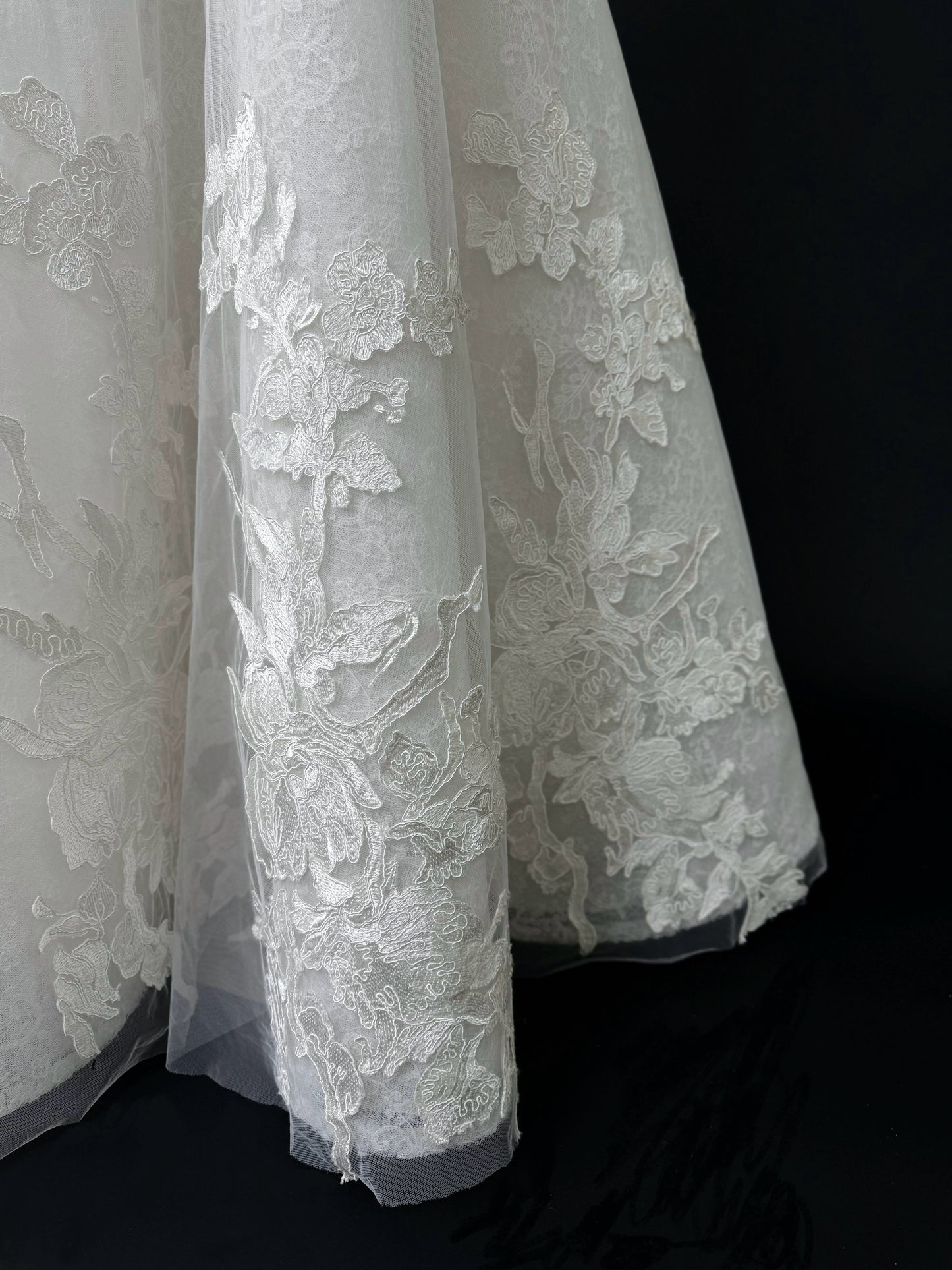 Preloved US 4 Anna Augusta Custom Embroidery lace Bridal Gown