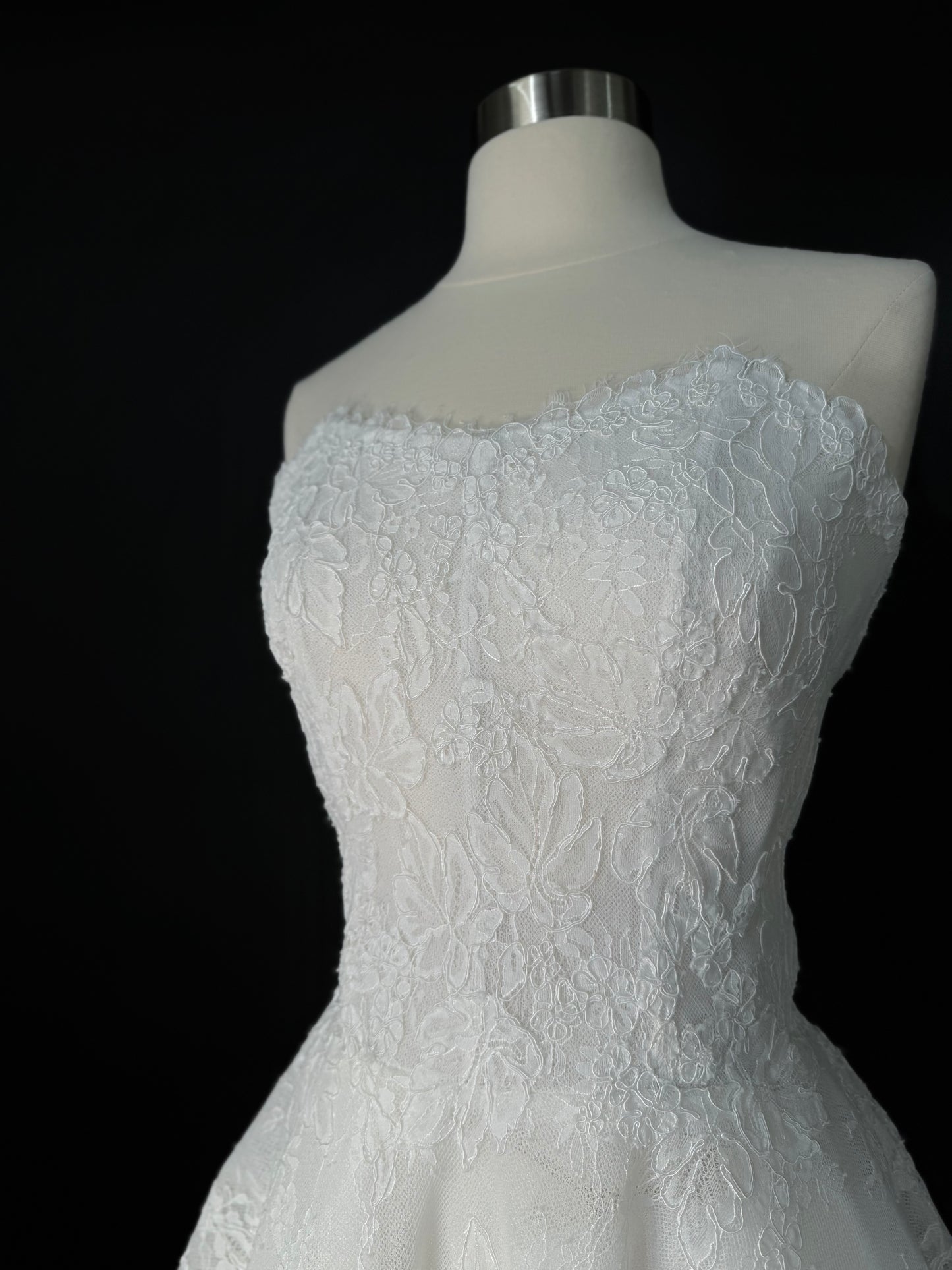 Preloved US 2 Anna Augusta Corded Chantilly lace Bridal Gown