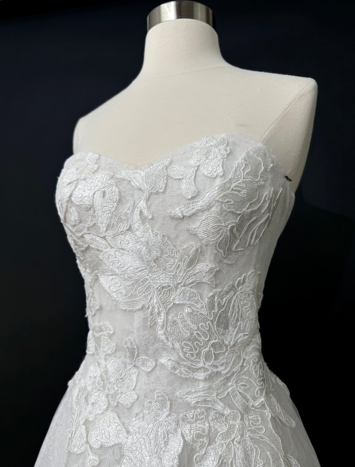 Preloved US 4 Anna Augusta Custom Embroidery lace Bridal Gown